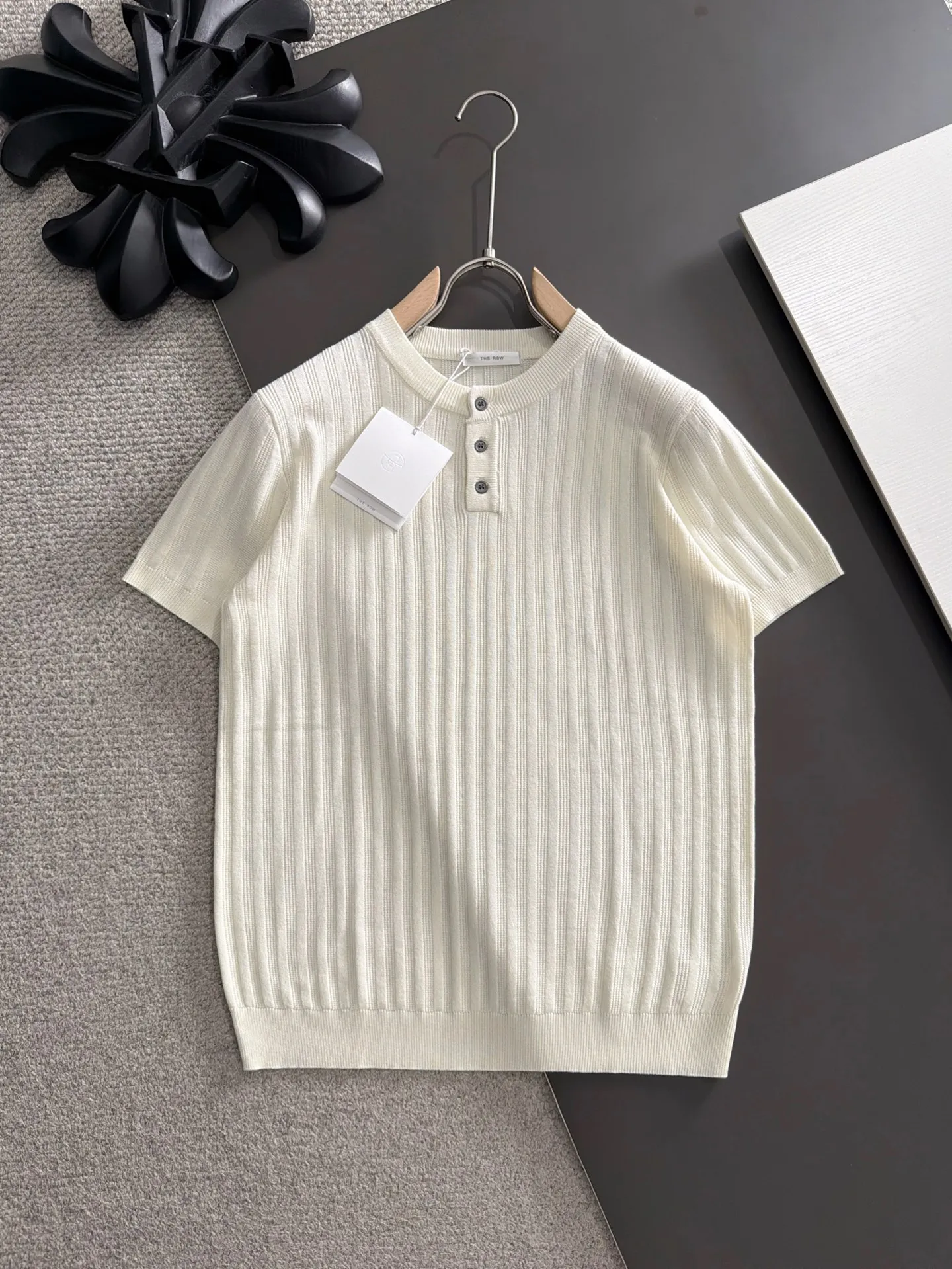Shipping next day TR high quality - The Row 26ss New Arrival men's short-sleeved T-shirt. Like LP and BC, it belongs to the same old-money style top-notch light luxury brand. The New Arrival Original men's casual short-sleeved shirt is made of combed cotton yarn knitted imitation cotton fabric. Exclusive Premium custom-controlled raw materials. 14-needle precision knitting. The iconic waffle soul is woven. The three-dimensional texture flows with subtle light and shadow. Viewed from a distance, it is introverted. It shows when you touch it closely. It feels substantial when weighed. The upper body is also more textured than ordinary T-shirts. Fashionable Versatile Hot Sale. It is skin-friendly and comfortable to wear. Premium boutique. The upper body is made of Factory's fine workmanship. A must-have item for men. Complete with three standards. Sizes M-3XL